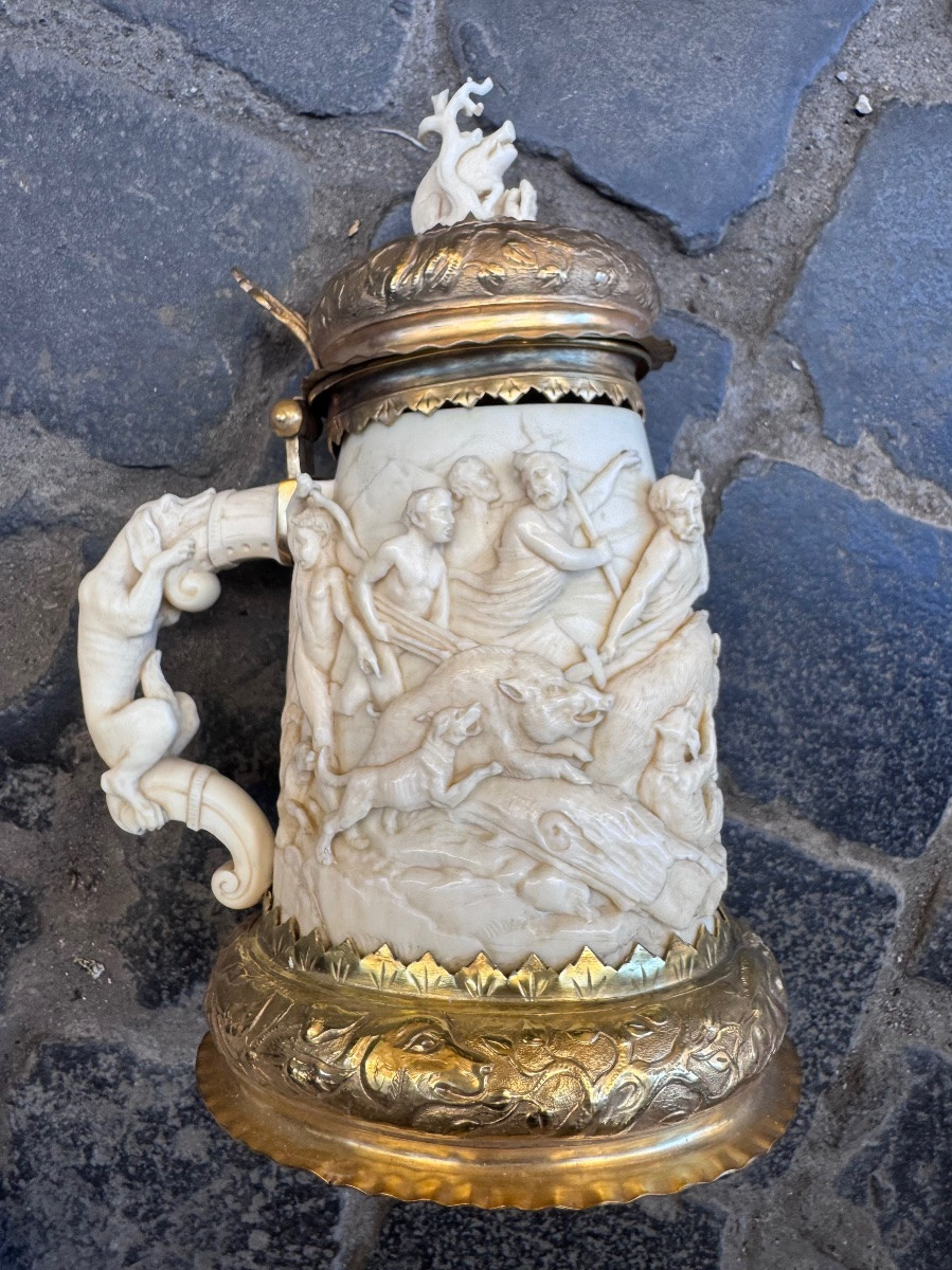 Descrizione Avorio, argento dorato. Su una base ovale e bombata in argento con bordo scanalato -photo-1