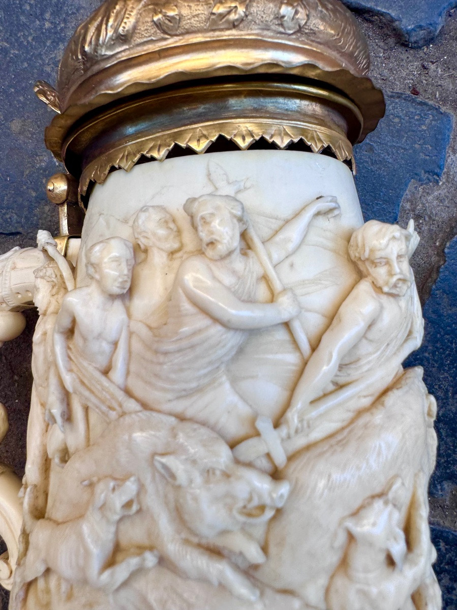 Descrizione Avorio, argento dorato. Su una base ovale e bombata in argento con bordo scanalato -photo-4