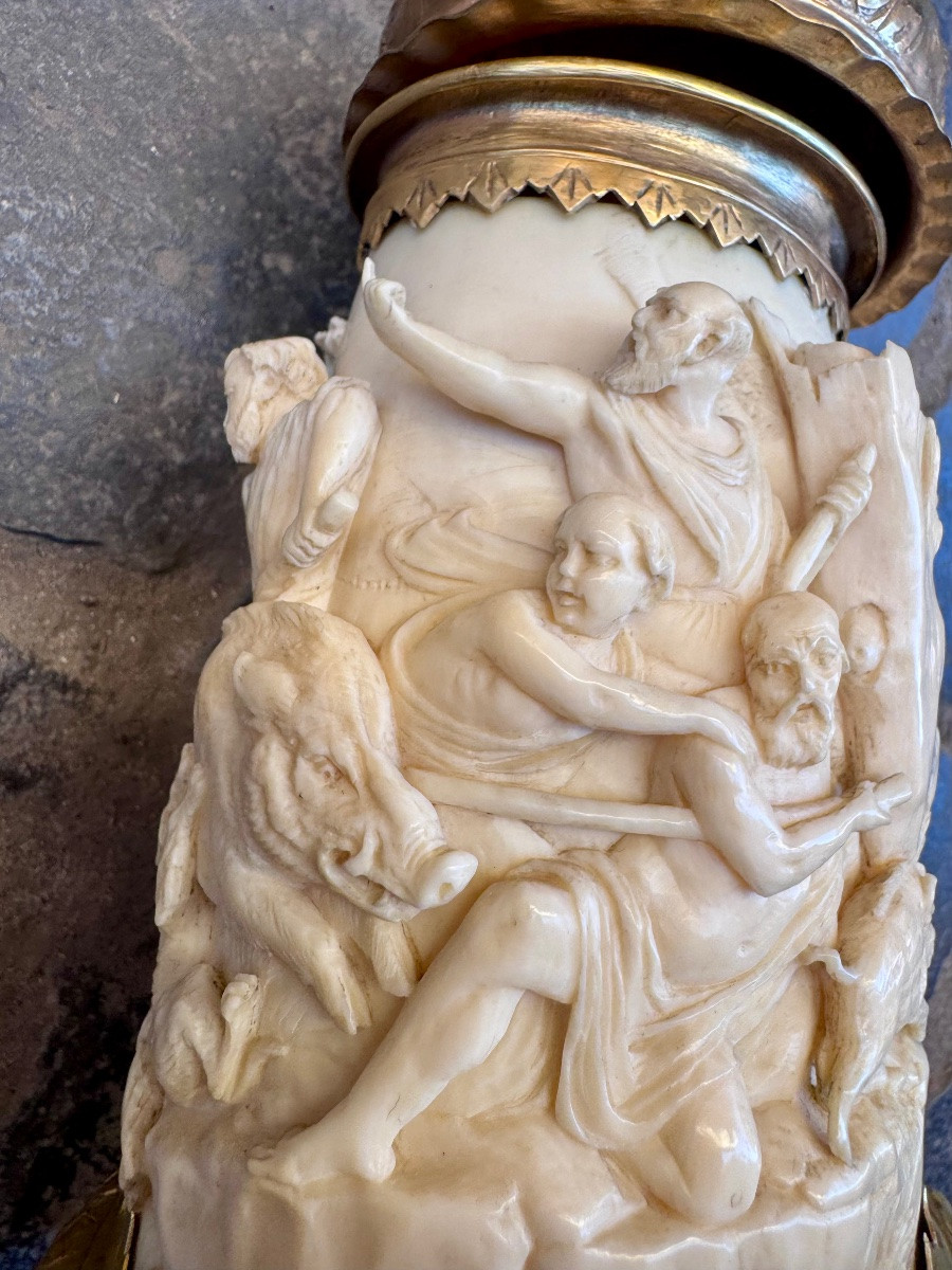 Descrizione Avorio, argento dorato. Su una base ovale e bombata in argento con bordo scanalato -photo-7
