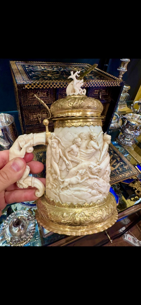 Descrizione Avorio, argento dorato. Su una base ovale e bombata in argento con bordo scanalato 