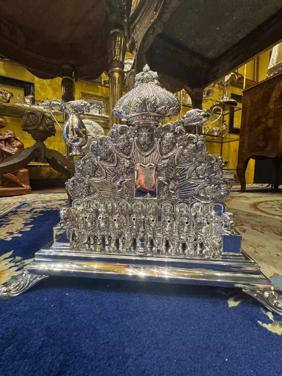 Hannukkah Ebraico in argento massiccio ,lavorato finemente a mano , costituito da  Otto portaca