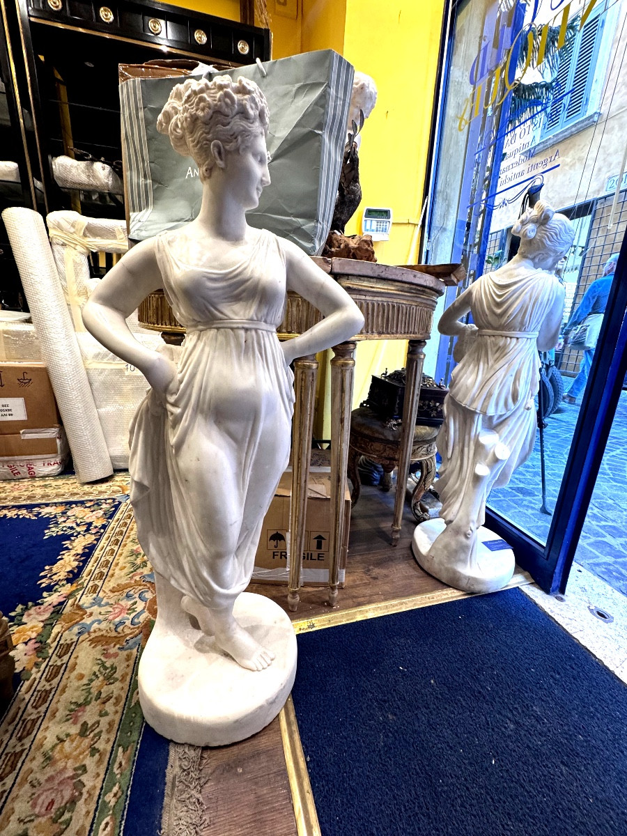 coppia di grandi sculture femminili raffiguranti 2 Vestali danzanti , da Canova , della seconda