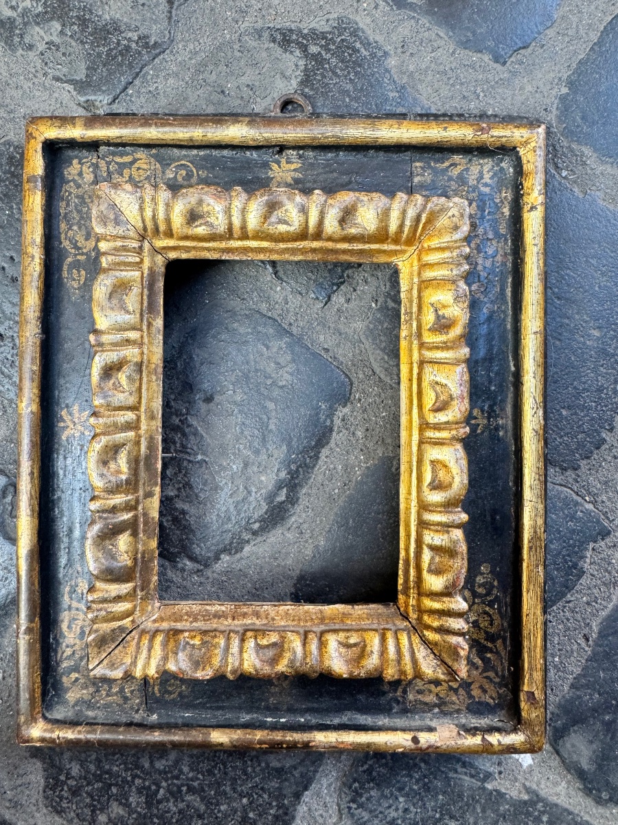 Rara antica cornicetta da collezione Siena del XVI sec , lacca nera , lumeggiata in oro , con i