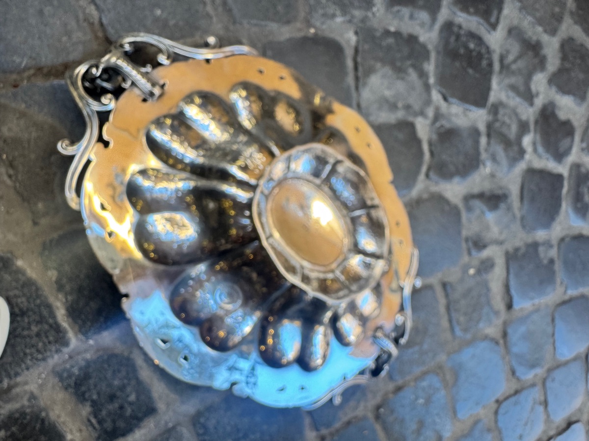 Antico centrotavola a forma di cesto cesellato e bulinato e sbalzato a mano in argento massicci-photo-3