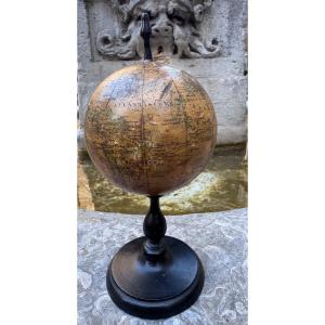 Antico piccolo mappamondo dipinto su carta applicata su legno e appesantita in gesso . base tor