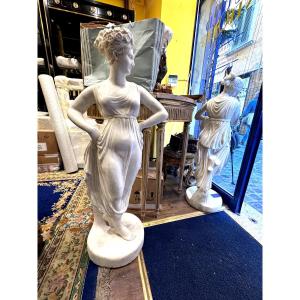 coppia di grandi sculture femminili raffiguranti 2 Vestali danzanti , da Canova , della seconda