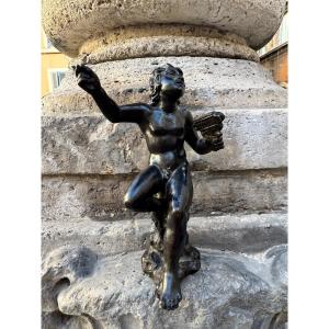 antico bronzo scultura raffigurante Satiro Musicante seduto su una roccia del sec XVI Roma con