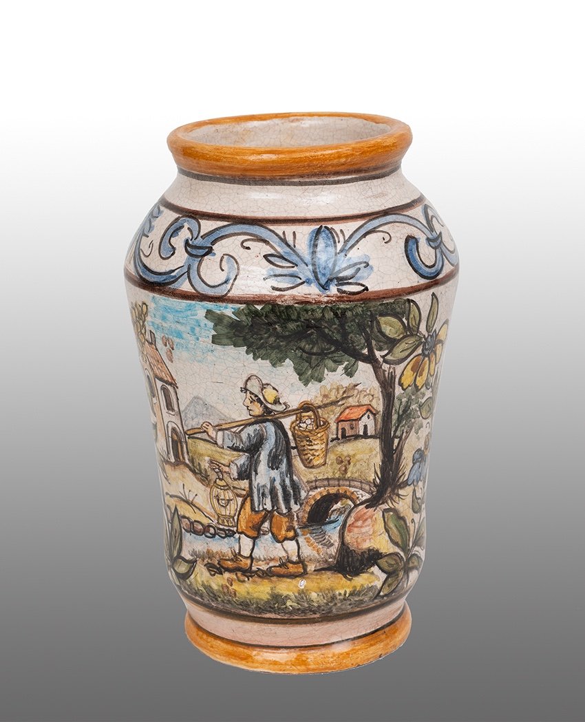  Vaso in maiolica dipinta smaltata appartenente agli inizi del XX secolo.