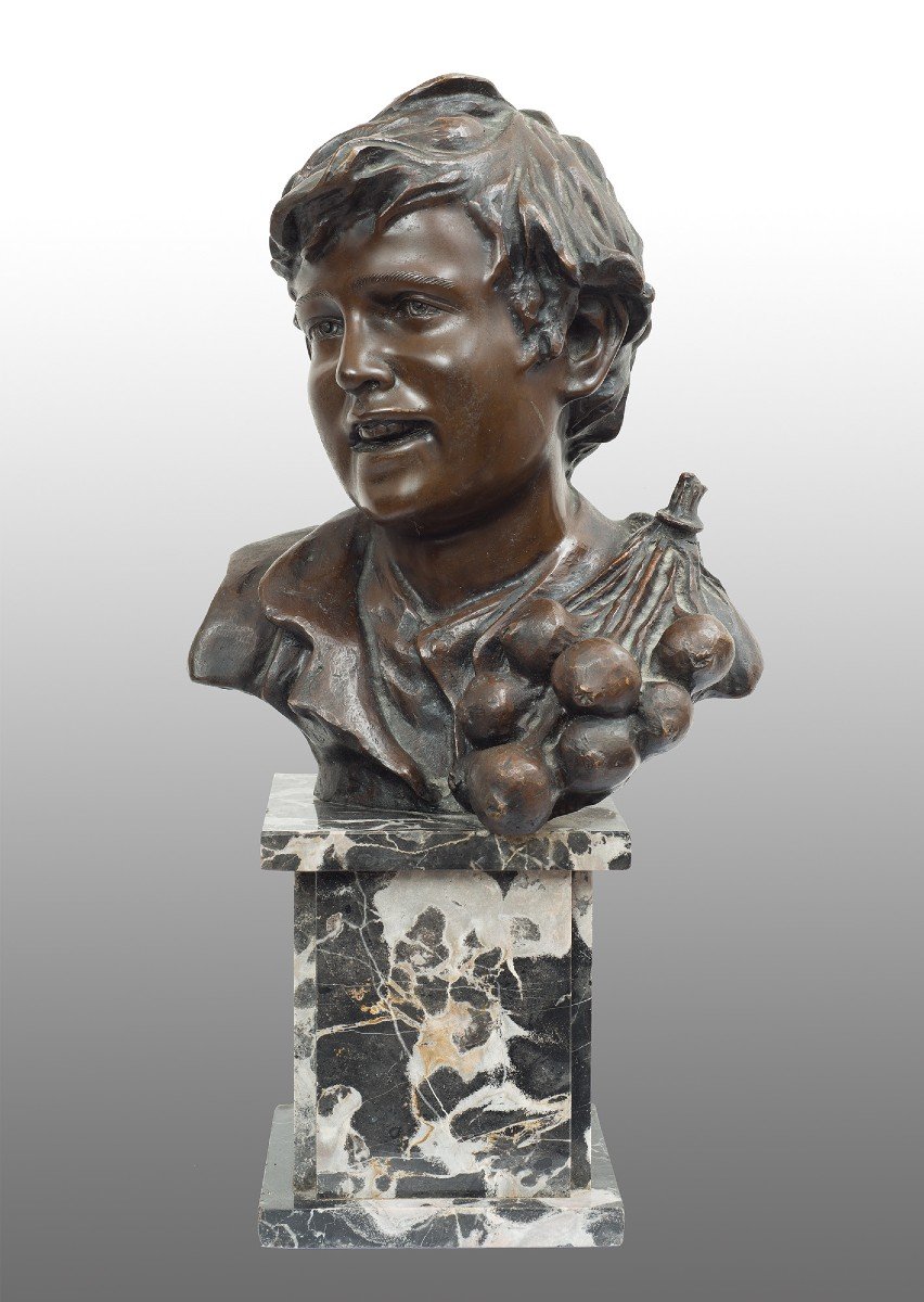 Scultura in bronzo patinato raffigurante busto di scugnizzo firmata "Vincenzo Cinque".