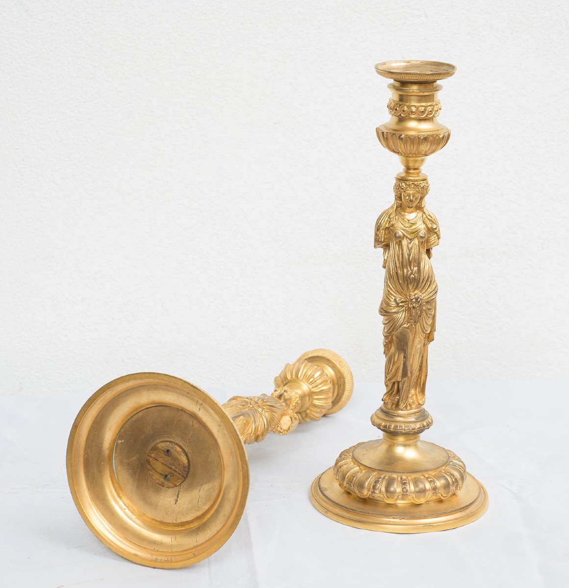  Coppia di candelieri Impero Francese in bronzo dorato sapientemente cesellato.-photo-4