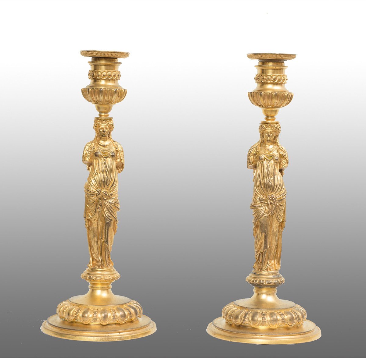  Coppia di candelieri Impero Francese in bronzo dorato sapientemente cesellato.