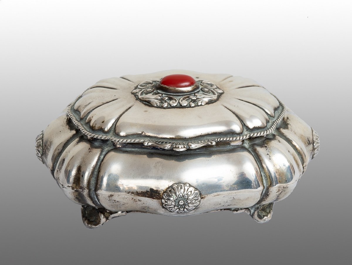 Scatola Napoletana portagioe in argento appartenente agli inizi del XX secolo.