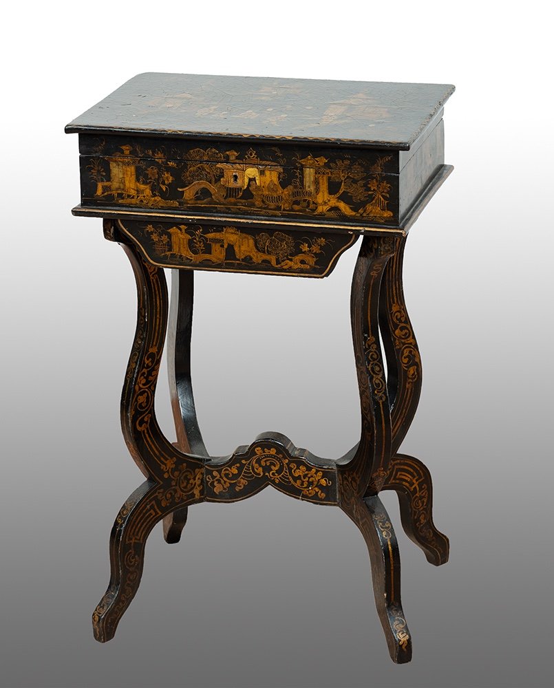 Tavolino da lavoro Cinese in papier mache appartenente alla fine del XIX secolo.
