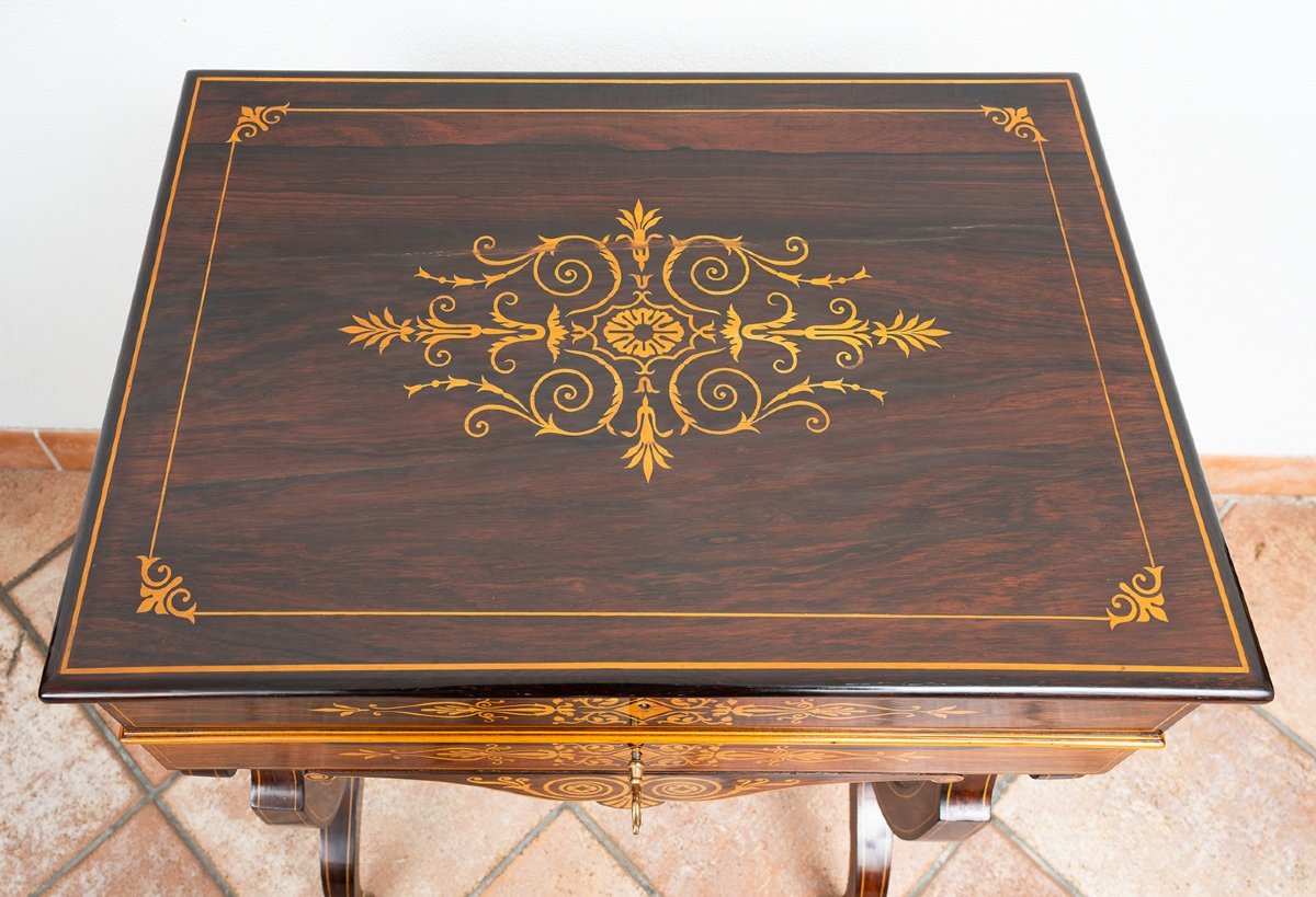 Tavolino da lavoro Carlo X Francese in legno esotico pregiato con innesti di intarsio in acero.-photo-3