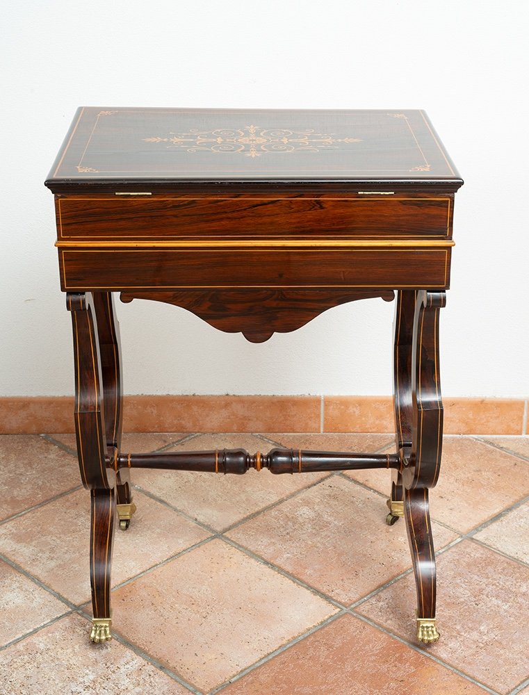 Tavolino da lavoro Carlo X Francese in legno esotico pregiato con innesti di intarsio in acero.-photo-1