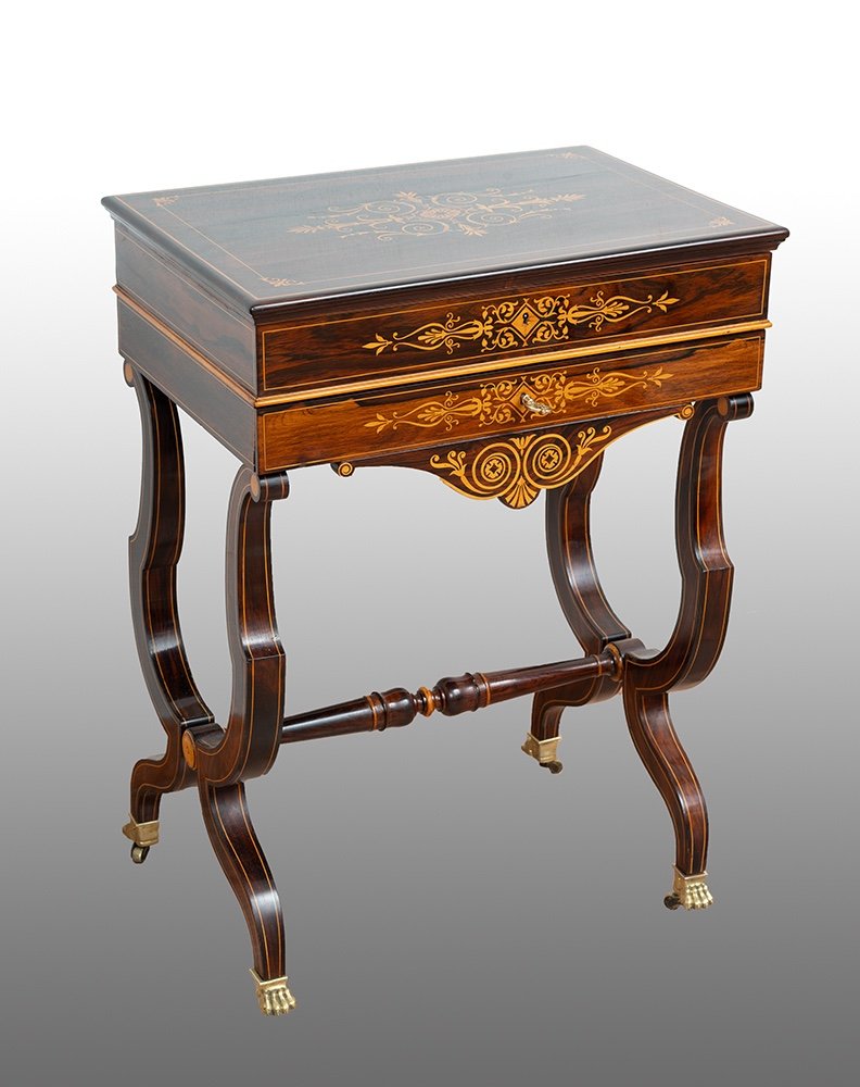 Tavolino da lavoro Carlo X Francese in legno esotico pregiato con innesti di intarsio in acero.