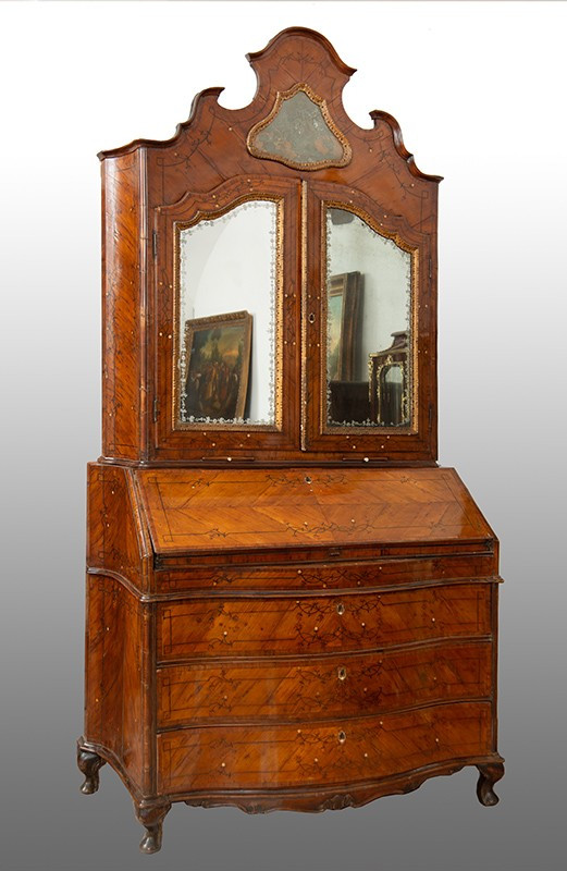 Trumeau Veneziano antico Luigi XV in noce con intarsi a filettature geometriche 18secolo.
