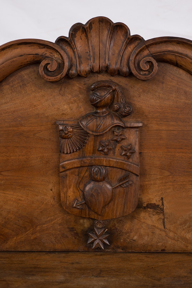 Buffet en bois d'olivier massif avec une partie surélevée représentant le blason familial.-photo-2