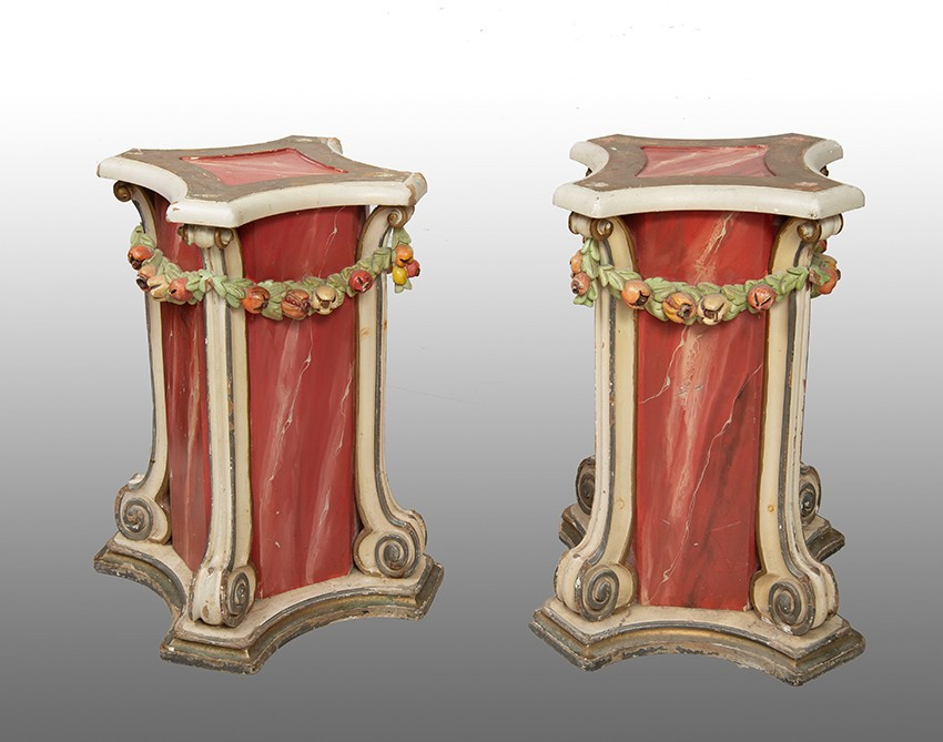 Coppia di colonne Veneziane in legno laccato e dorato. Periodo XX secolo.