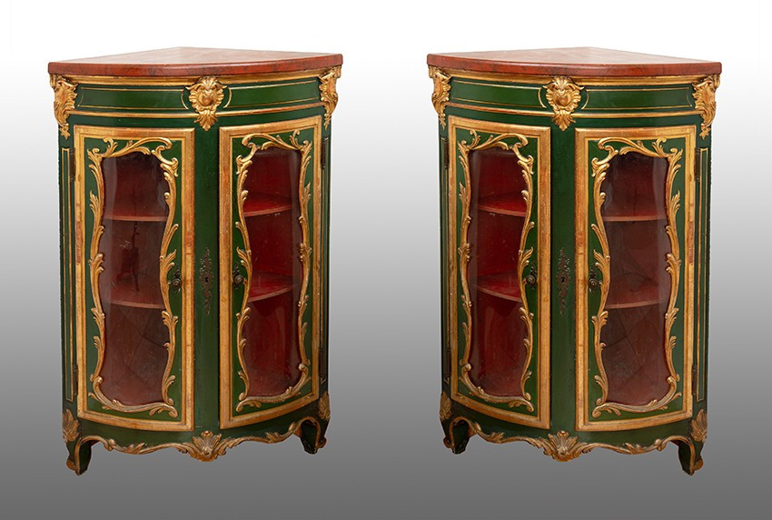 Coppia di angoliere Napoleone III Francese in legno laccato e dorato.