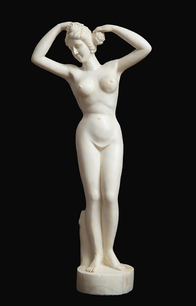 Scultura antica in marmo bianco rappresentante una giovane donna 19secolo.