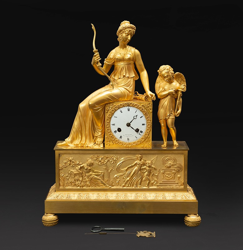 Orologio Impero in bronzo dorato finemente cesellato appartenente agli inizi del XIX secolo.