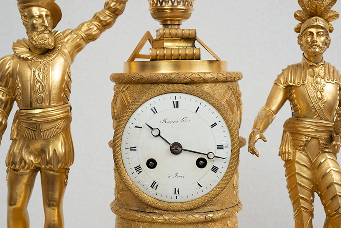 Orologio Impero in bronzo dorato finemente cesellato appartenente agli inizi del XIX secolo.-photo-3