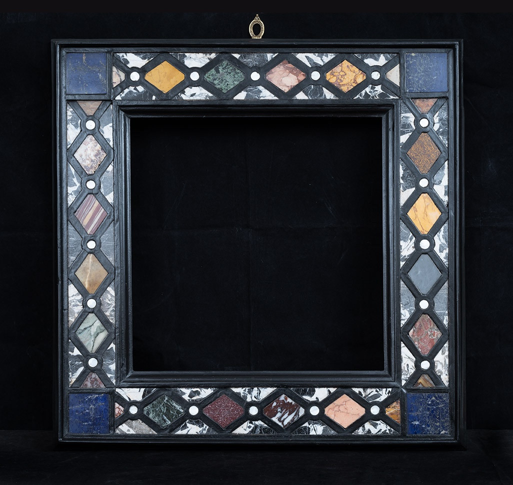 Cornice fiorentina in commesso di marmo e pietre dure appartenente agli inizi del XX secolo.