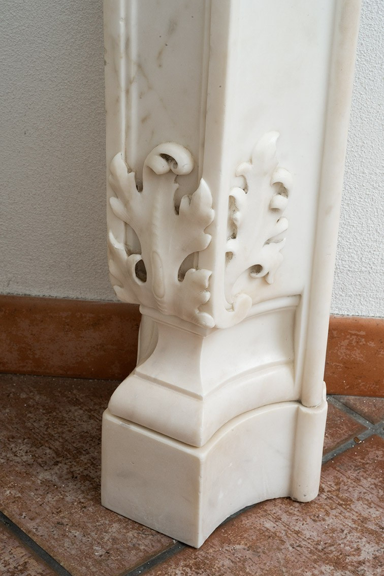 Camino Napoletano Luigi XV in marmo bianco statuario appartenente agli inizi del XVIII secolo.-photo-1