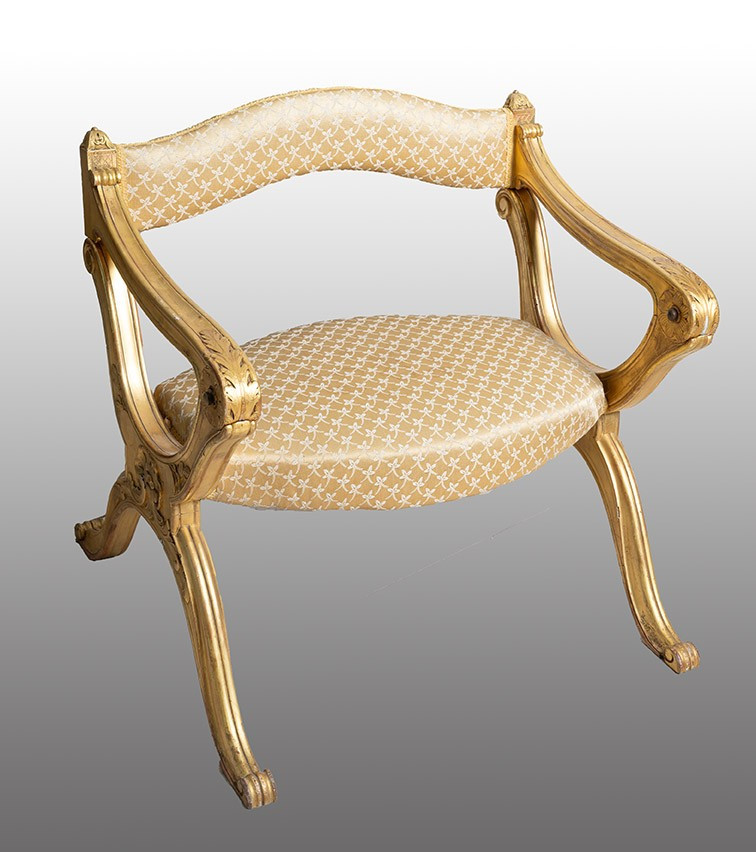 Poltrona /inginocchiatoio antico Luigi Filippo in legno dorato e intagliato. Francia XIX secolo