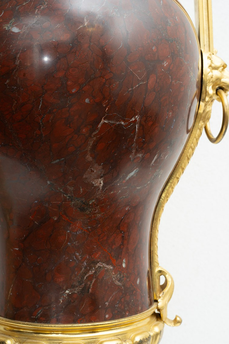 Coppia di vasi antichi Napoleone III in bronzo dorato e marmo rosso griotte.-photo-1
