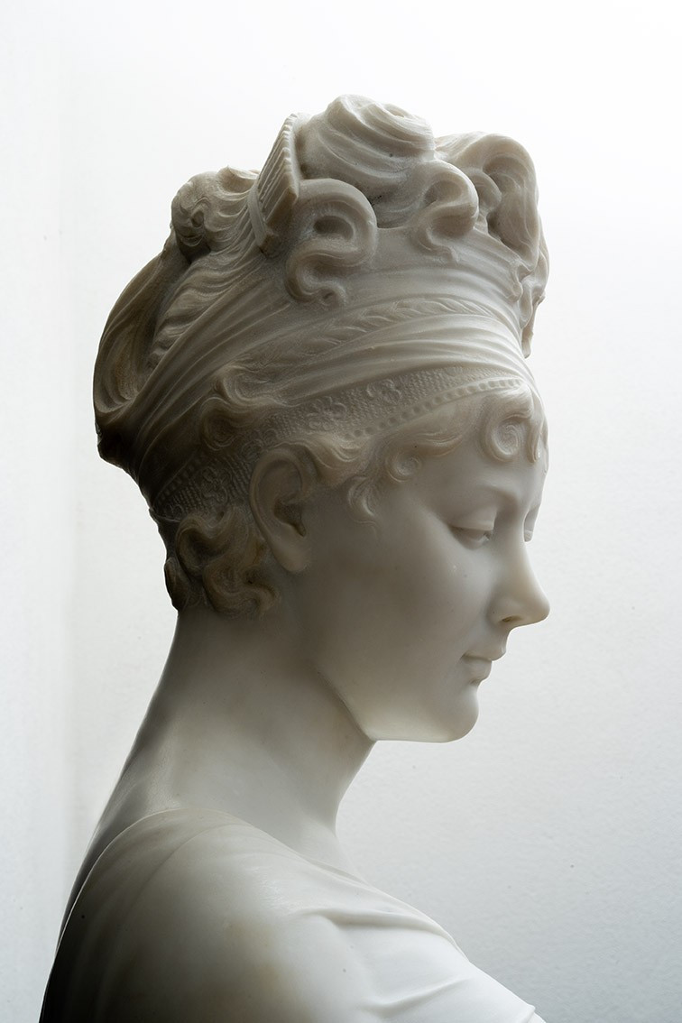 Scultura antica in marmo bianco statuario raffigurante Madame Recamier. Francia XIX secolo.-photo-1