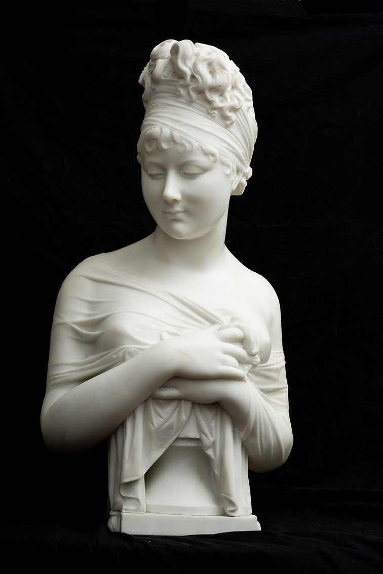 Scultura antica in marmo bianco statuario raffigurante Madame Recamier. Francia XIX secolo.