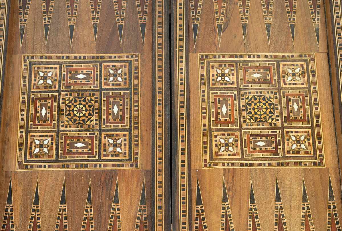 Tavolino da gioco in legno d'ulivo con intarsi in legno esotico 19secolo.-photo-2