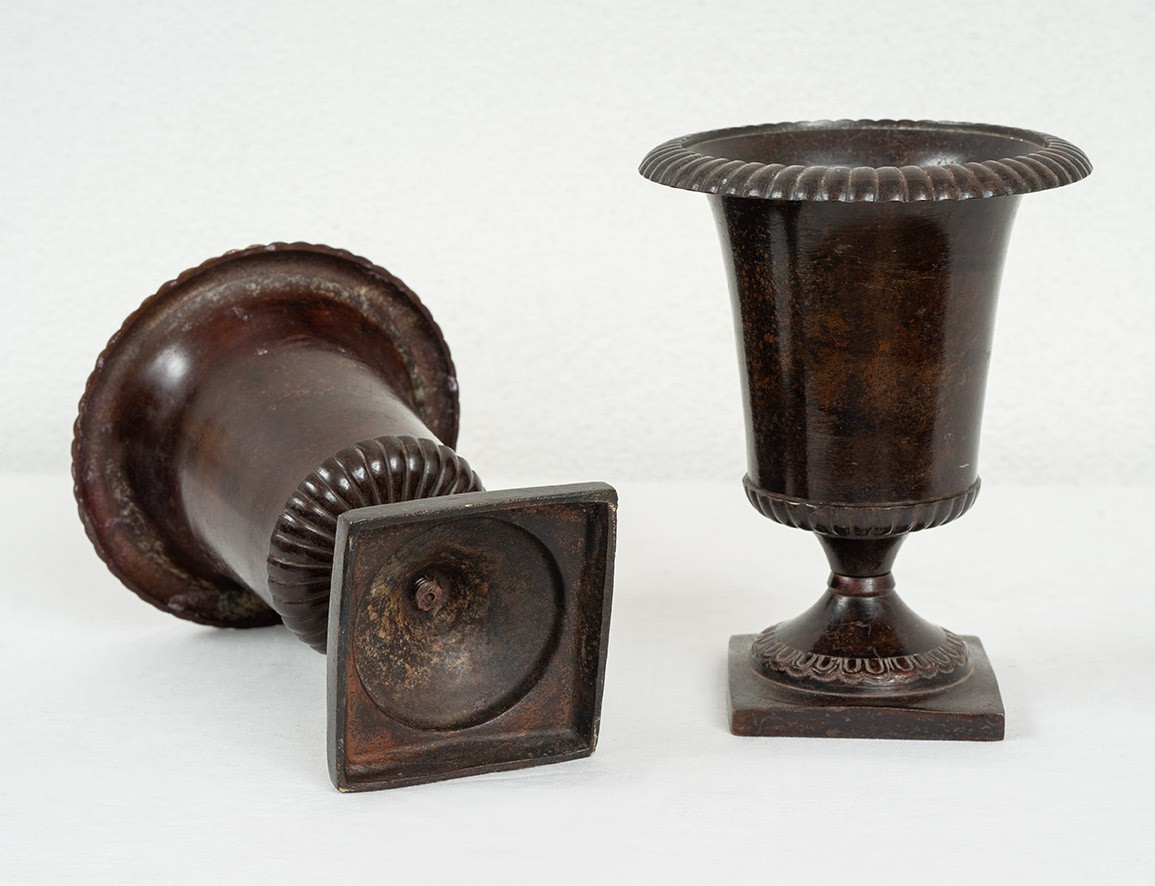 Coppia di vasetti in bronzo brunito di provenienza napoletana appartenente al XIX secolo.-photo-2