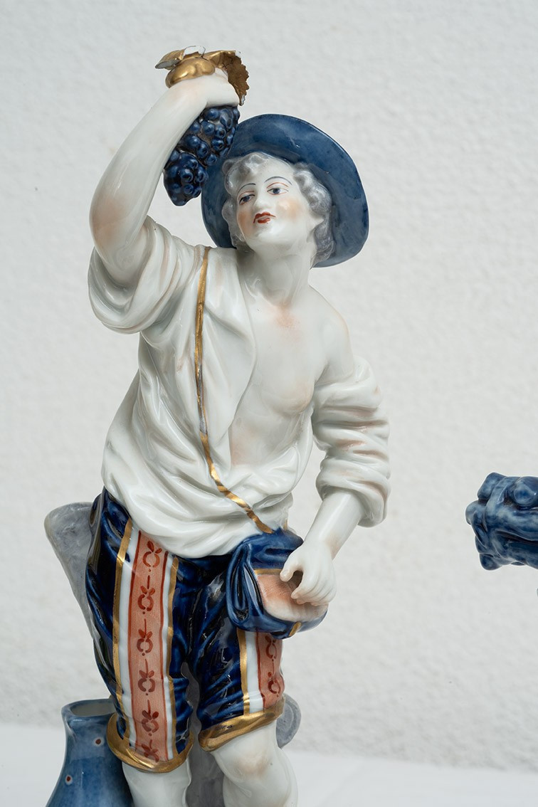 Gruppo di quattro sculture antiche in porcellana policroma 19secolo.-photo-3