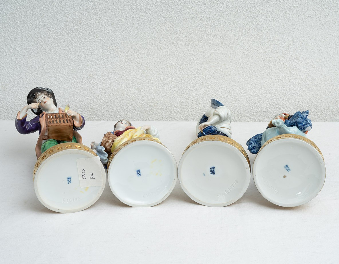 Gruppo di quattro sculture antiche in porcellana policroma 19secolo.-photo-2