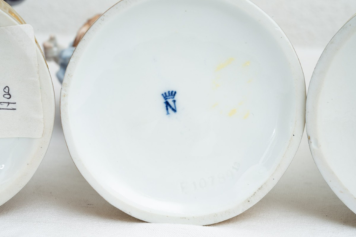 Gruppo di quattro sculture antiche in porcellana policroma 19secolo.-photo-3