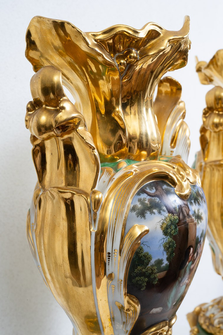 Coppia di vasi antichi Luigi Filippo in porcellana policroma raffigurante scene romantiche.-photo-3