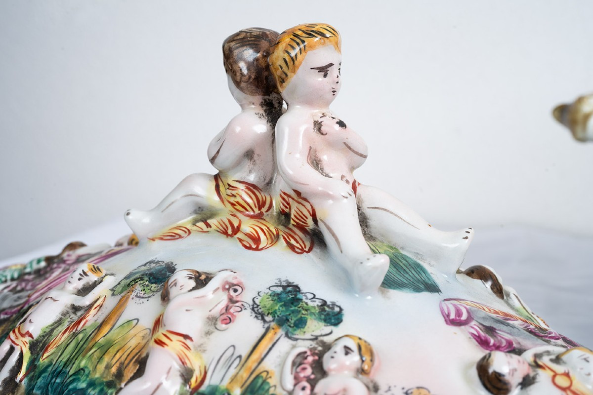 Zuppiera antica in porcellana policroma di Capodimonte appartenente alla metà del XX secolo.-photo-2