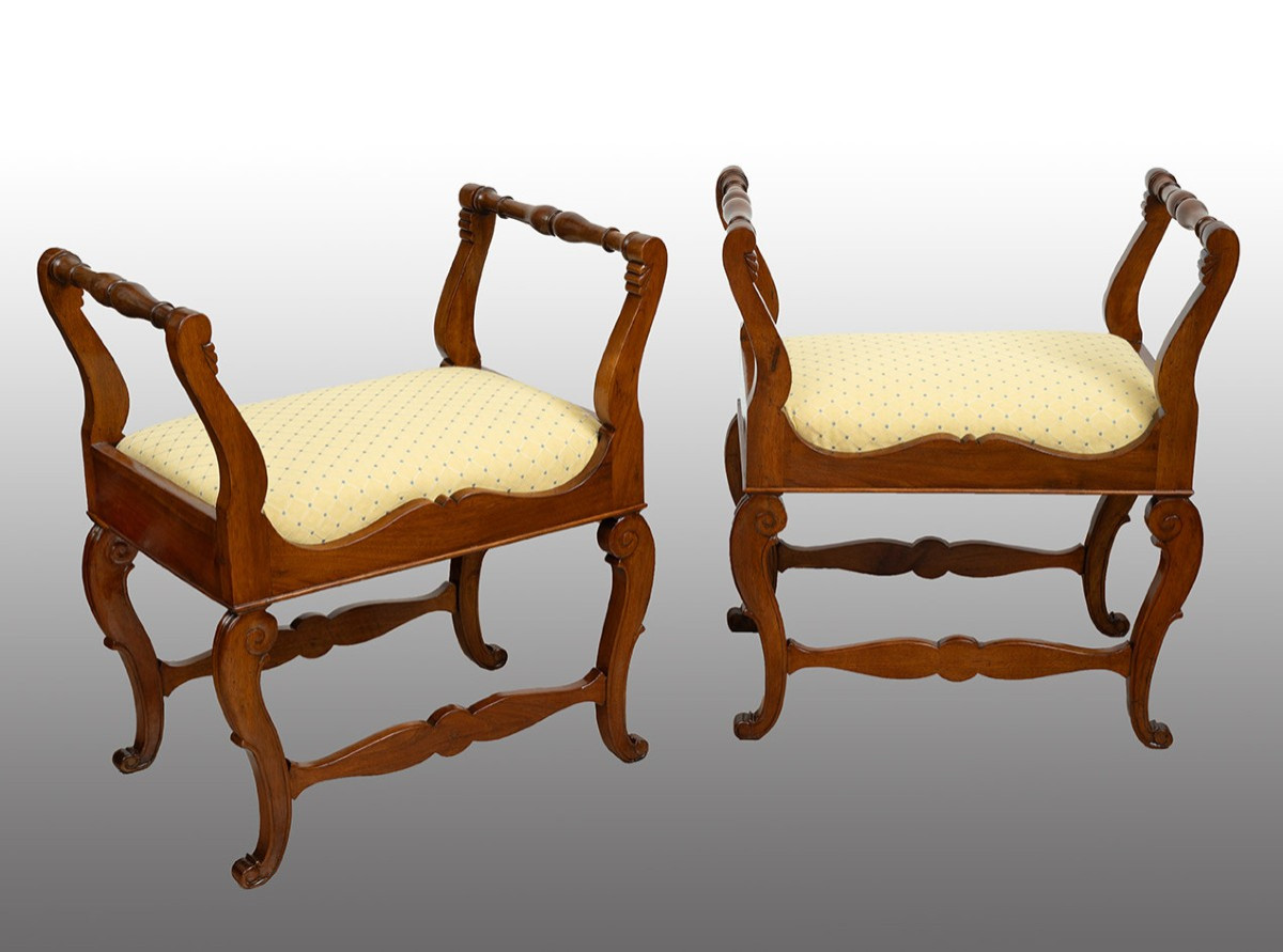 Coppia di sgabelli direttori lucchesi appartenente alla prima metà del XIX secolo.