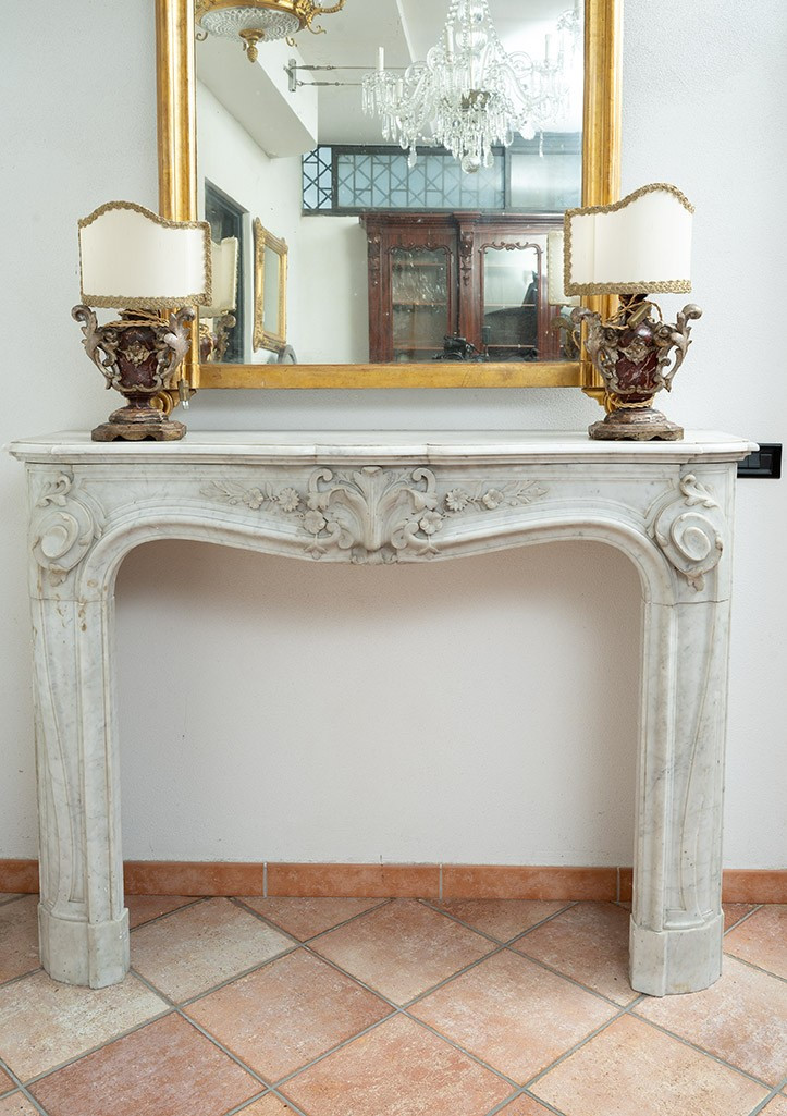 Camino antico stile Luigi XV in marmo bianco di Carrara appartenente agli inizi del XIX secolo-photo-2