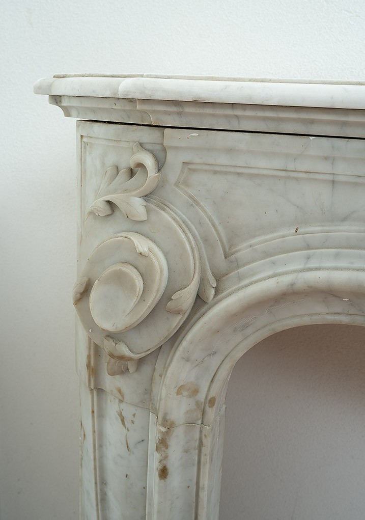 Camino antico stile Luigi XV in marmo bianco di Carrara appartenente agli inizi del XIX secolo-photo-1
