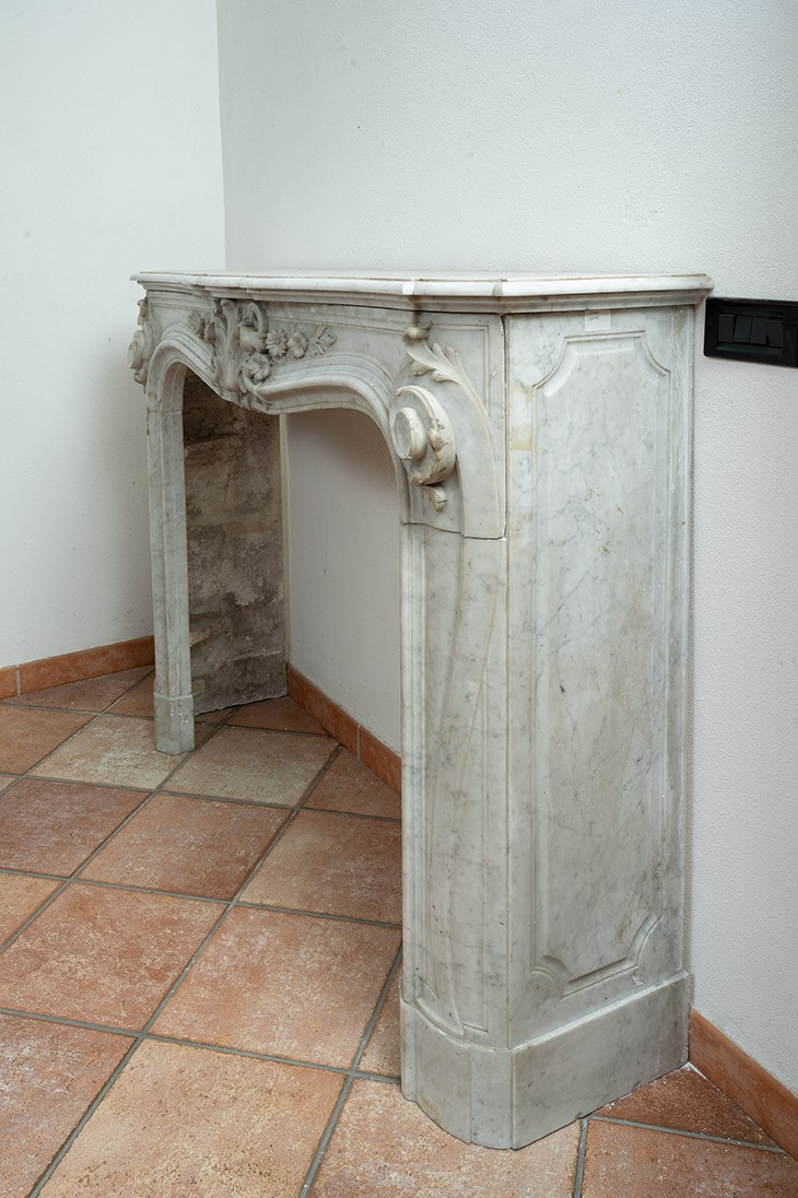Camino antico stile Luigi XV in marmo bianco di Carrara appartenente agli inizi del XIX secolo-photo-3