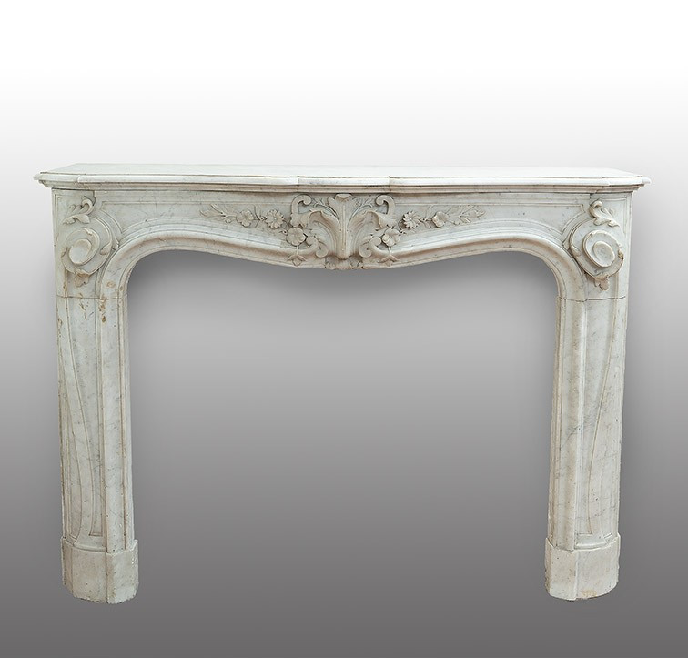 Camino antico stile Luigi XV in marmo bianco di Carrara appartenente agli inizi del XIX secolo