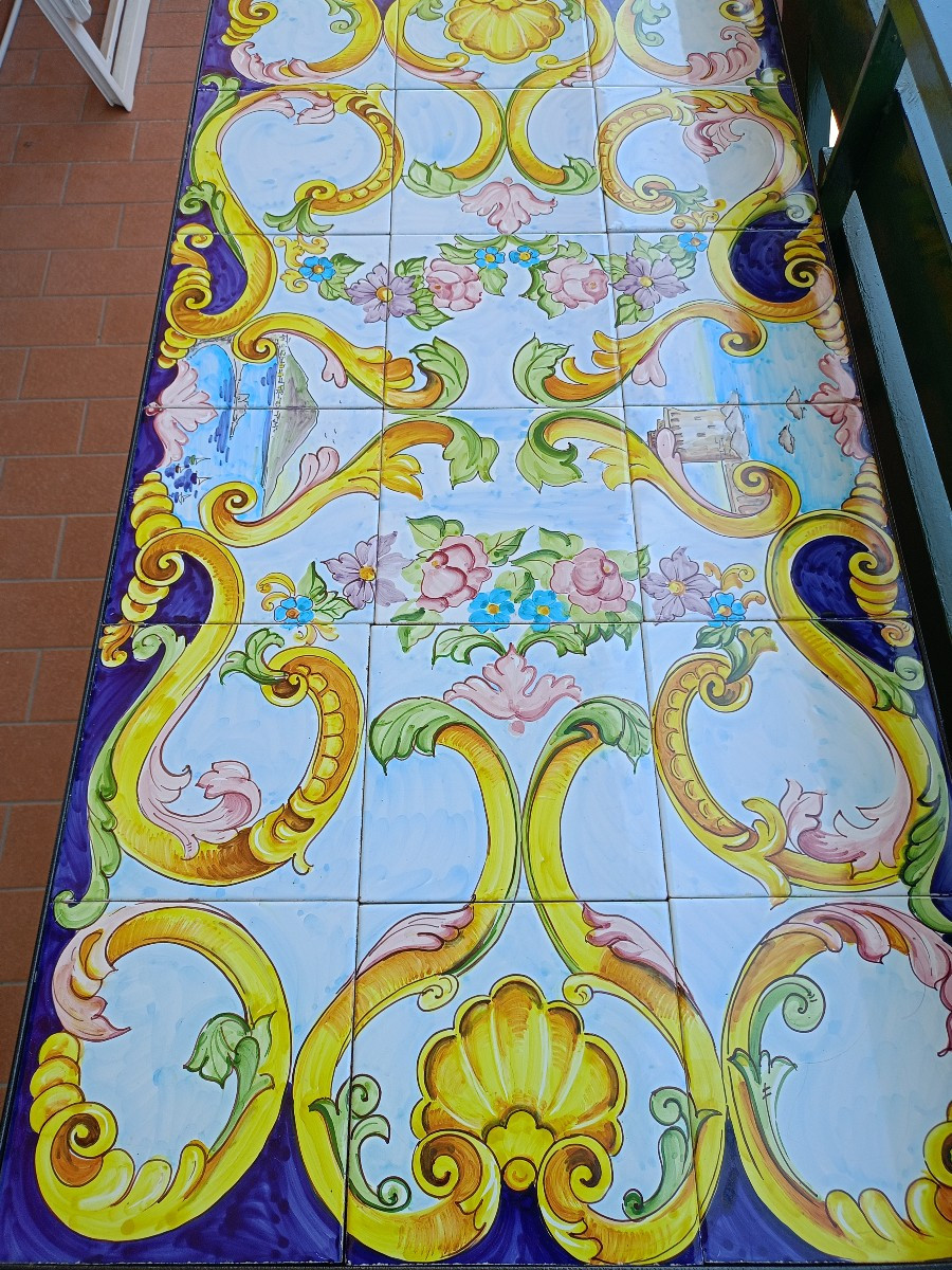 Tavolino artigianale con piano in ceramica maiolicata dipinta a mano e base in ferro battuto.-photo-2