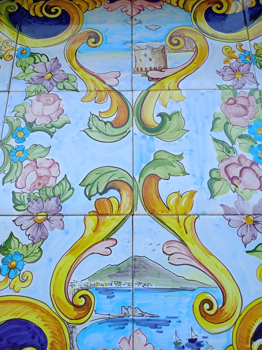 Tavolino artigianale con piano in ceramica maiolicata dipinta a mano e base in ferro battuto.-photo-3