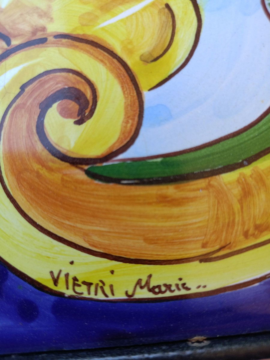 Tavolino artigianale con piano in ceramica maiolicata dipinta a mano e base in ferro battuto.-photo-4