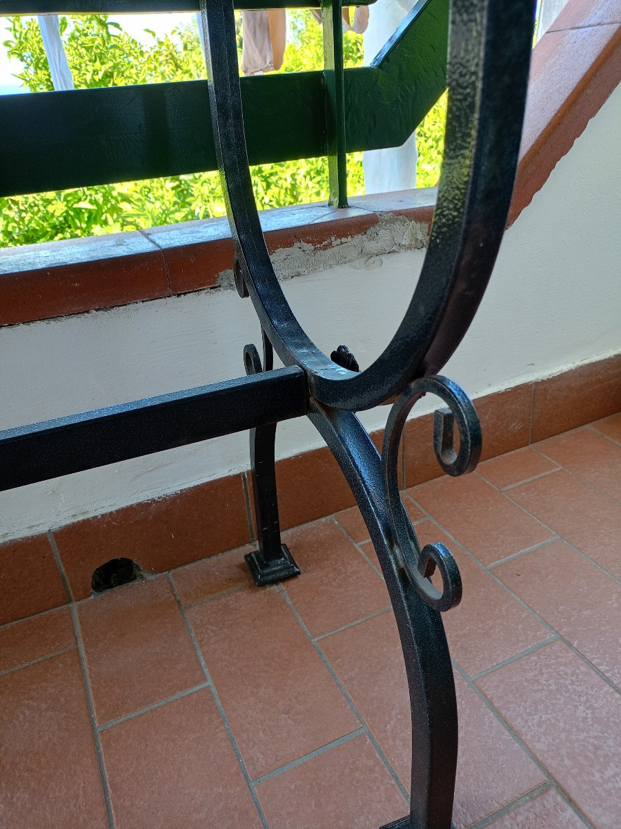 Tavolino artigianale con piano in ceramica maiolicata dipinta a mano e base in ferro battuto.-photo-1