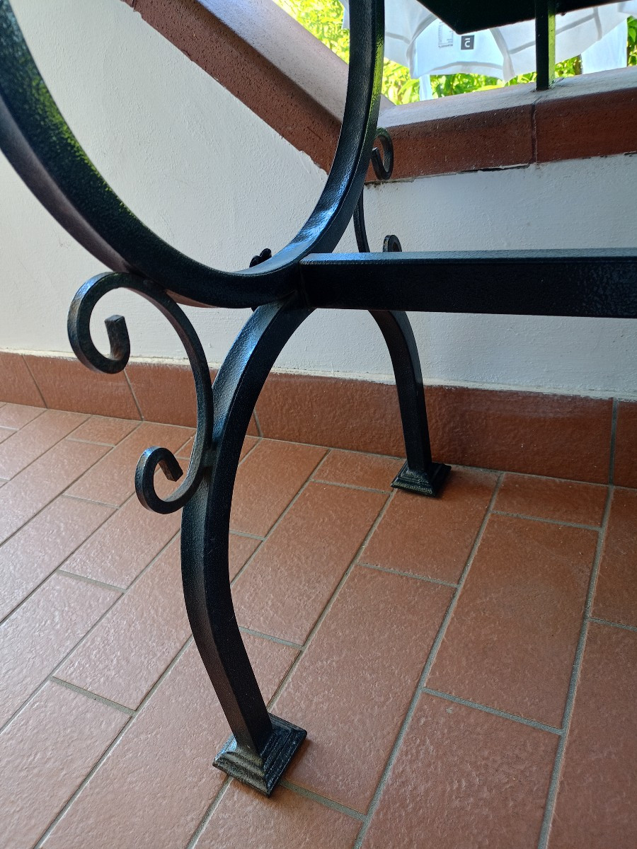 Tavolino artigianale con piano in ceramica maiolicata dipinta a mano e base in ferro battuto.-photo-2